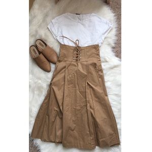 High waisted skirt and white T-shirt